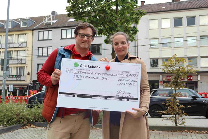 Alexander Kormann und Jule Landermann-Lacroix mit dem Scheck über 1.1000 Euro