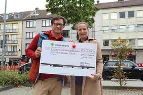 Alexander Kormann und Jule Landermann-Lacroix mit dem Scheck über 1.1000 Euro